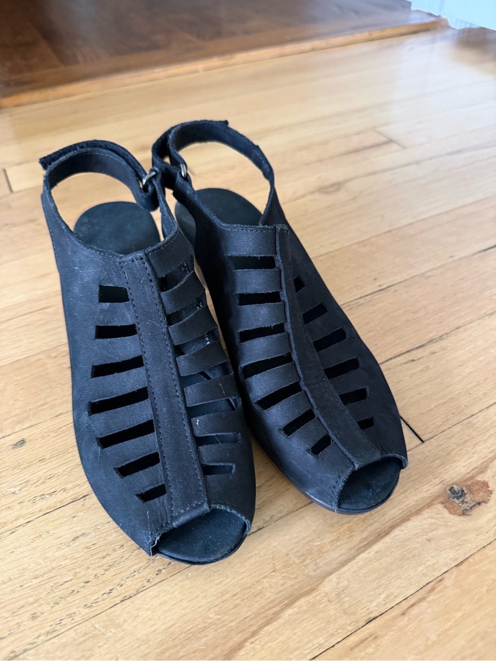 Black Women's Cutout Peep Toe Slingback Sandals MUNRO
